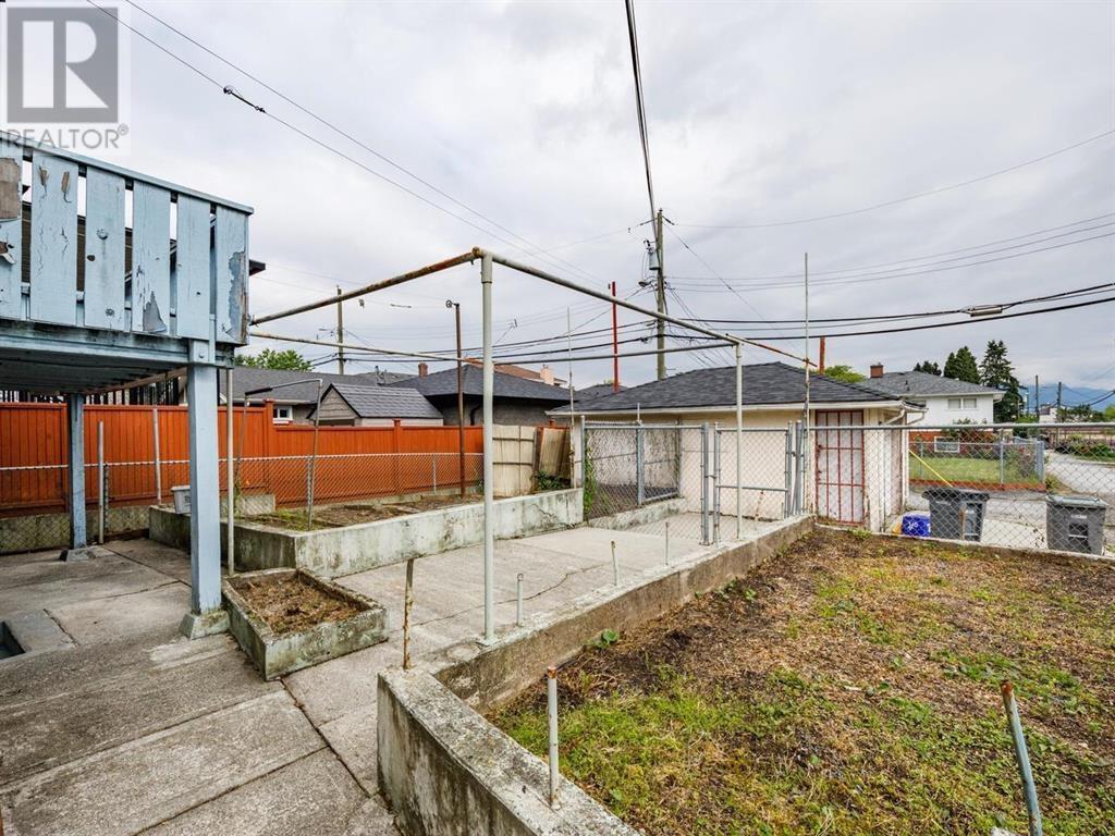 Listing Picture 15 of 18 : 3687 E 26TH AVENUE, Vancouver / 溫哥華 - 魯藝地產 Yvonne Lu Group - MLS Medallion Club Member