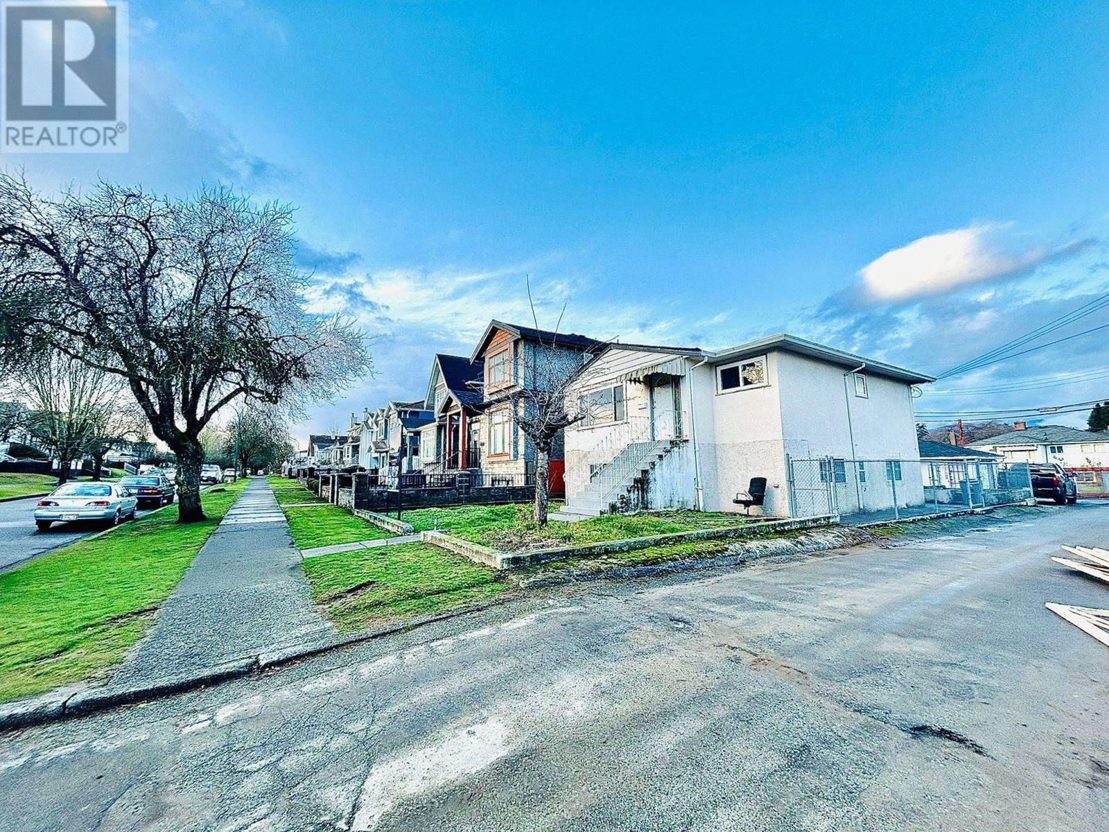 Listing Picture 17 of 18 : 3687 E 26TH AVENUE, Vancouver / 溫哥華 - 魯藝地產 Yvonne Lu Group - MLS Medallion Club Member