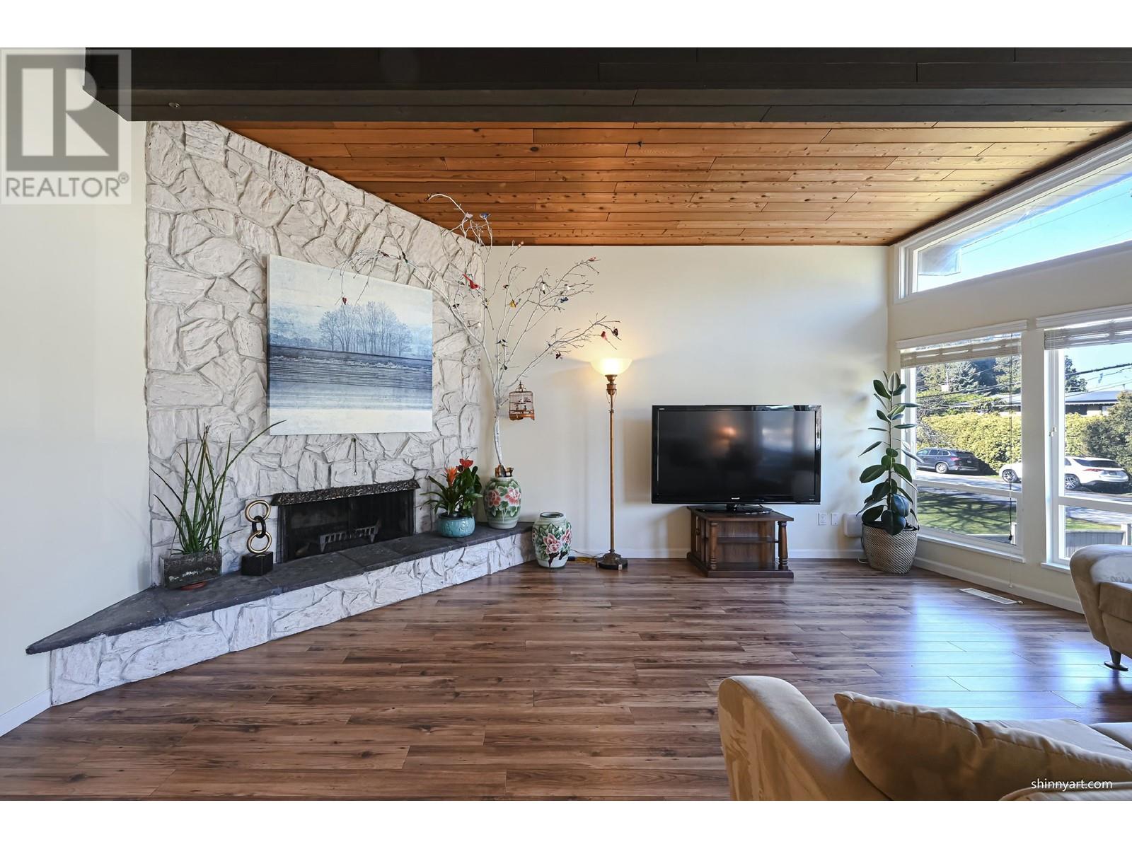 Property at 5510 14B AVENUE image 3