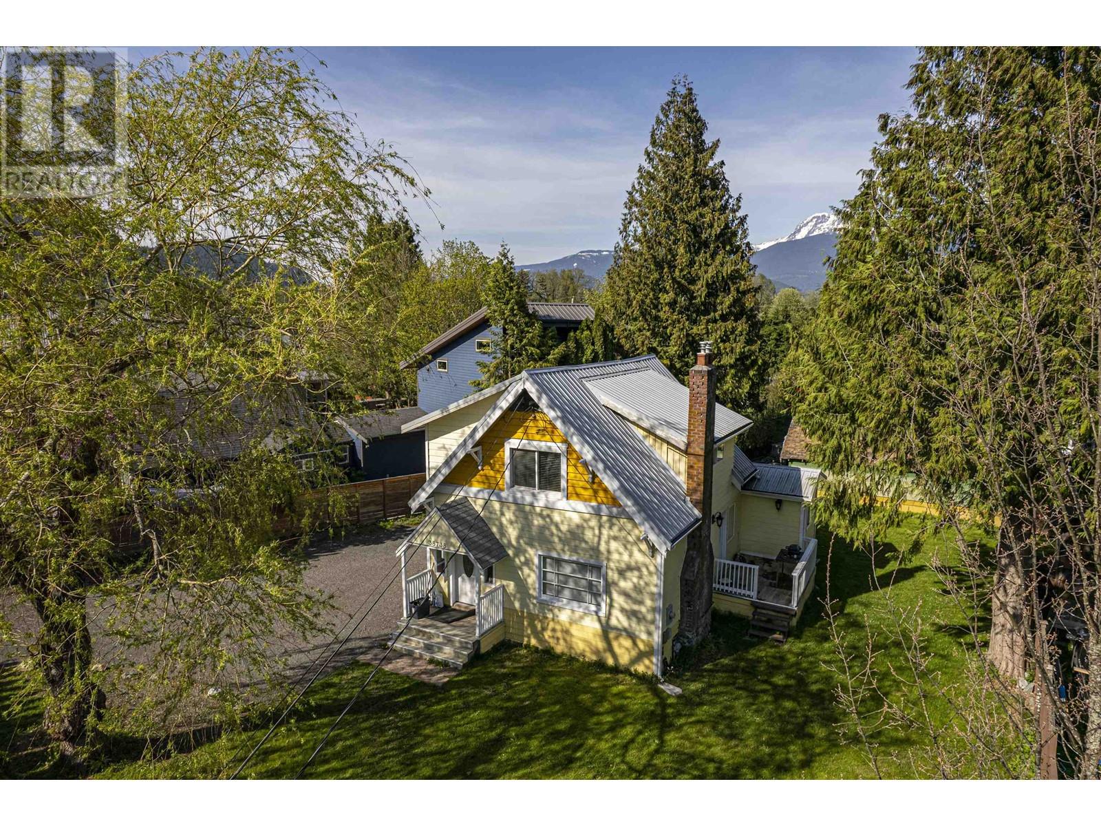 38738 Buckley Avenue, Squamish, British Columbia  V8B 0E8 - Photo 1 - R2978175