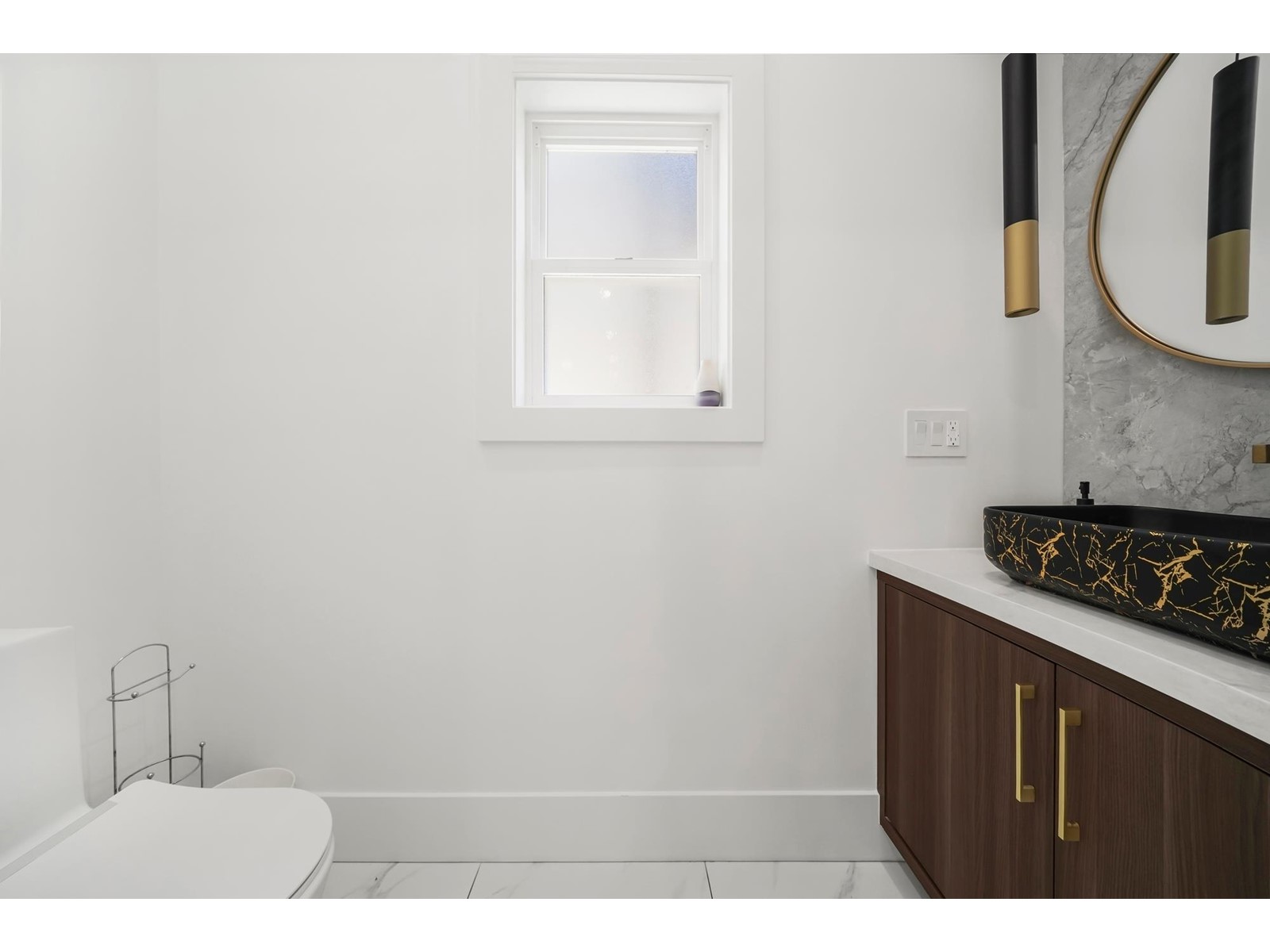 Property at 15908 RUSSELL AVENUE image 2