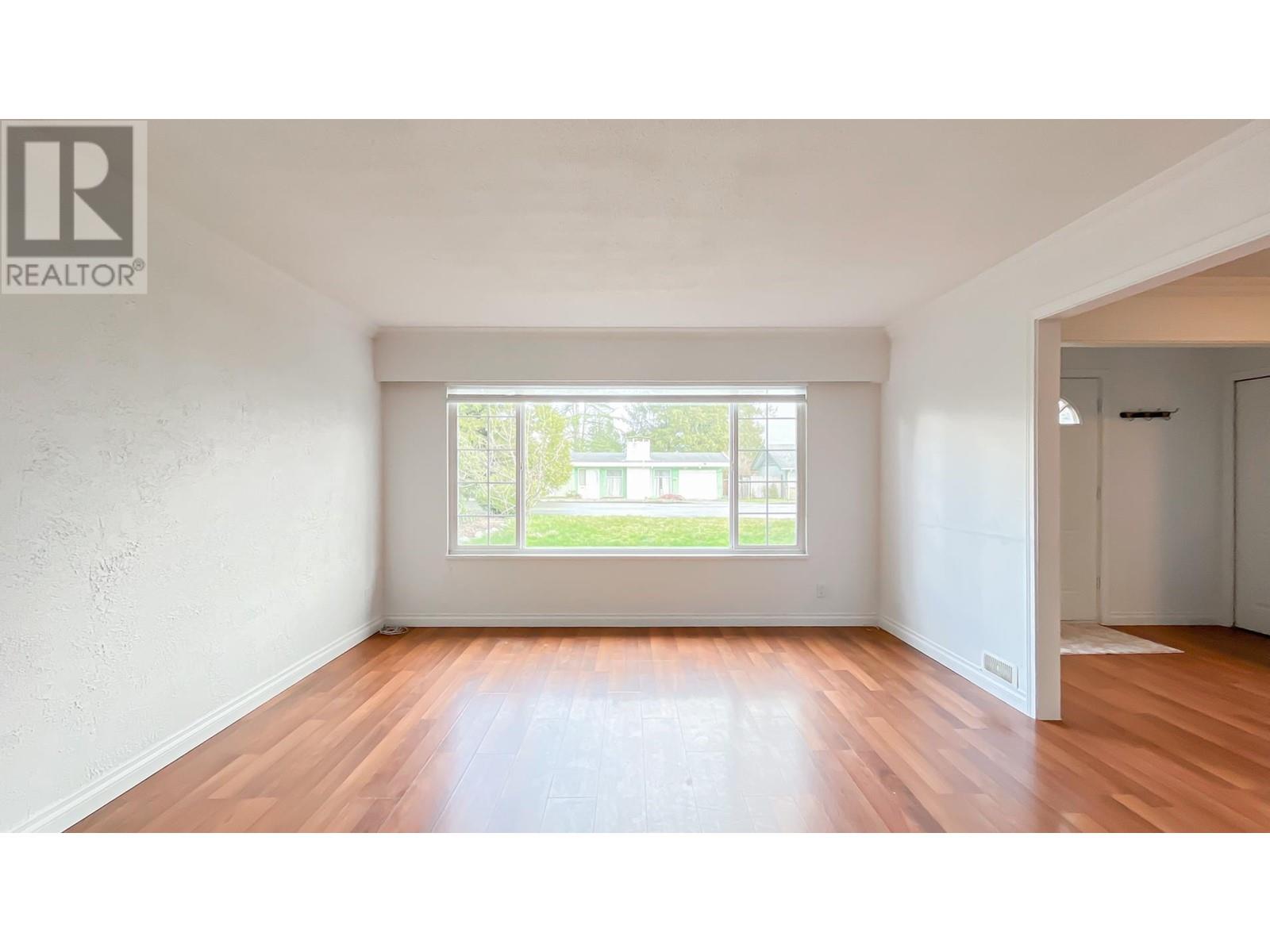 22950 Rogers Avenue, Maple Ridge, British Columbia  V2X 3Z9 - Photo 3 - R2977986