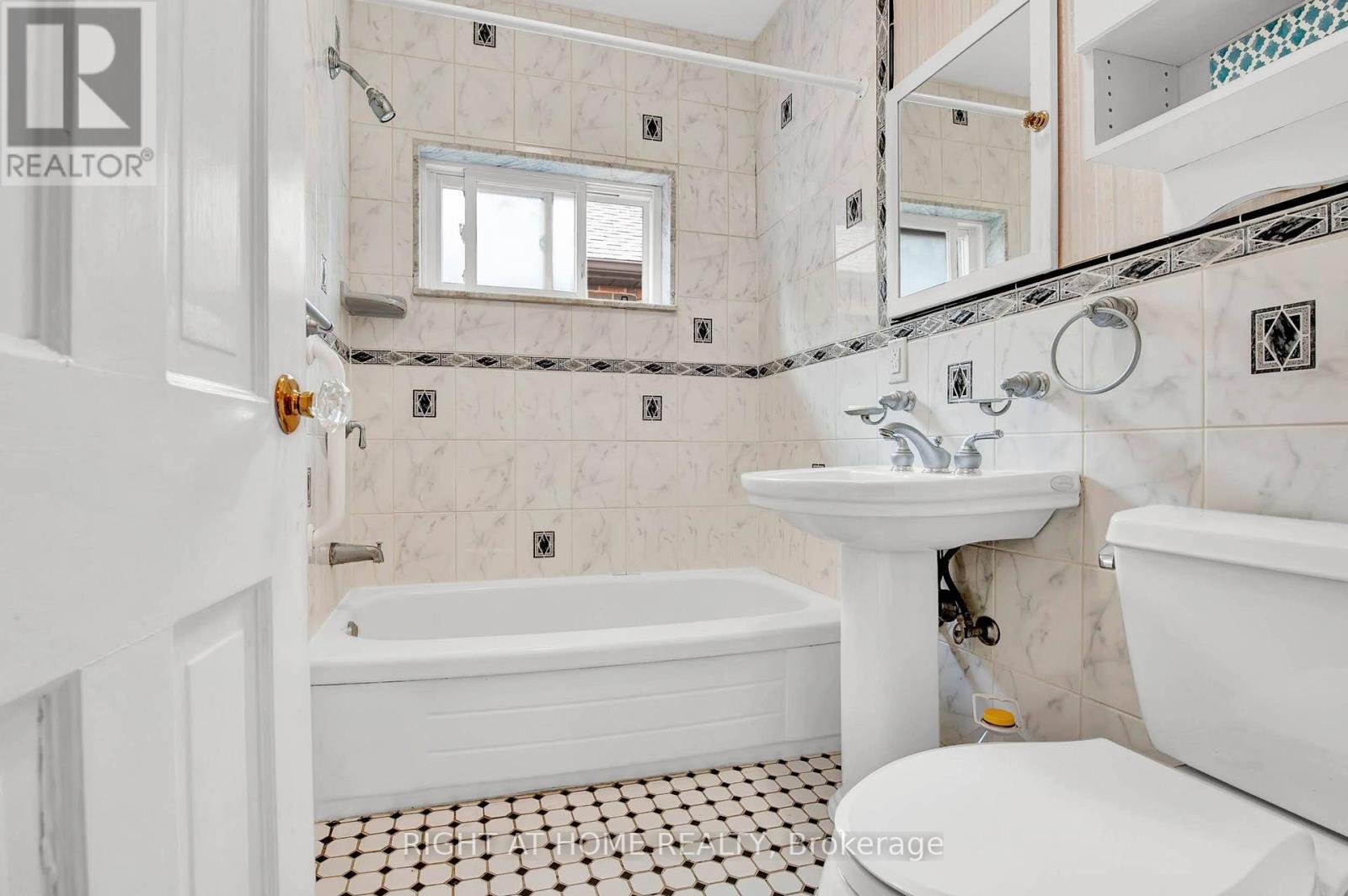 724 Eglinton Avenue E, Toronto, Ontario  M4G 2K7 - Photo 15 - C12021769