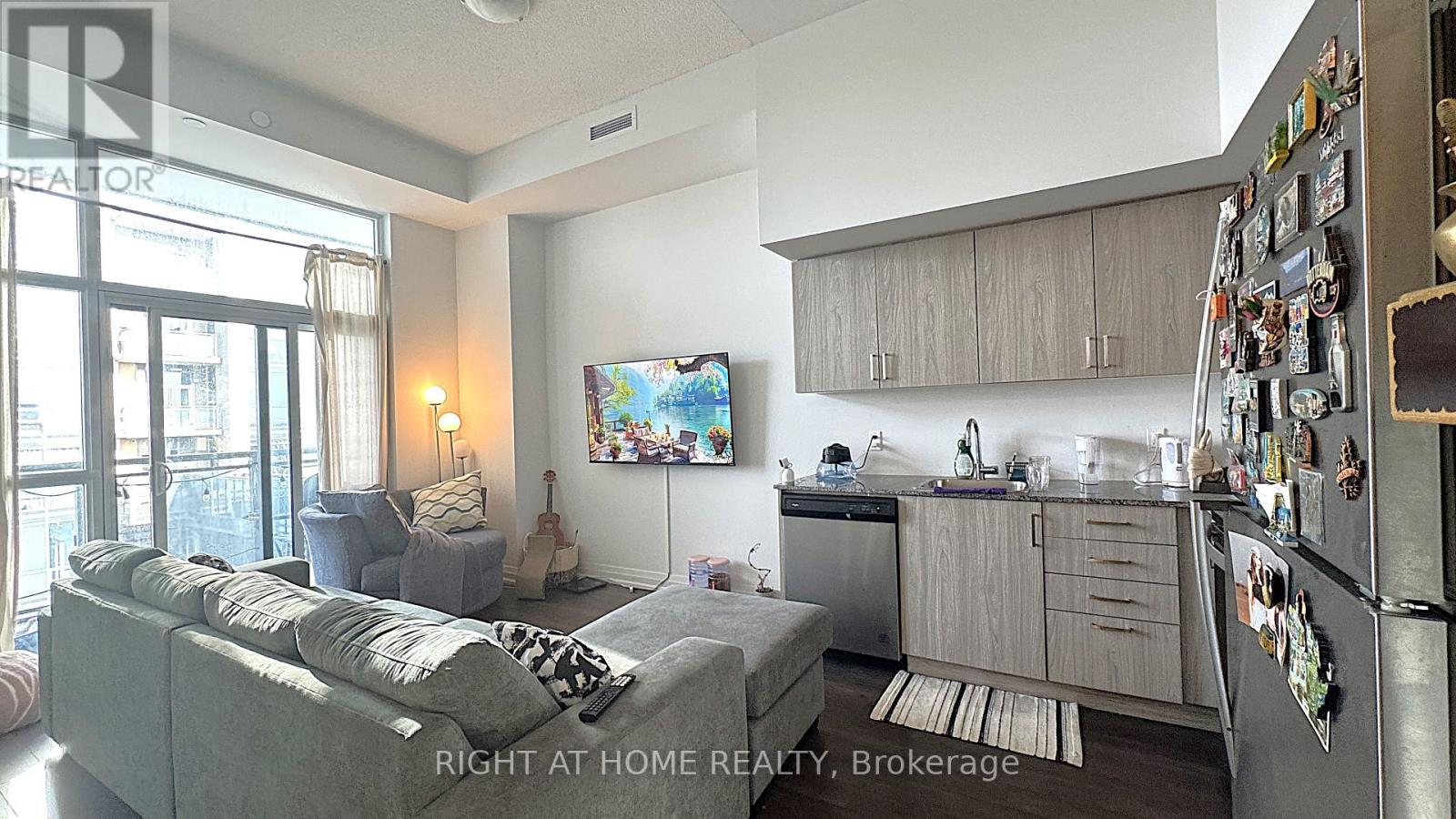 Property at 824 - 20 MEADOWGLEN PLACE image 3