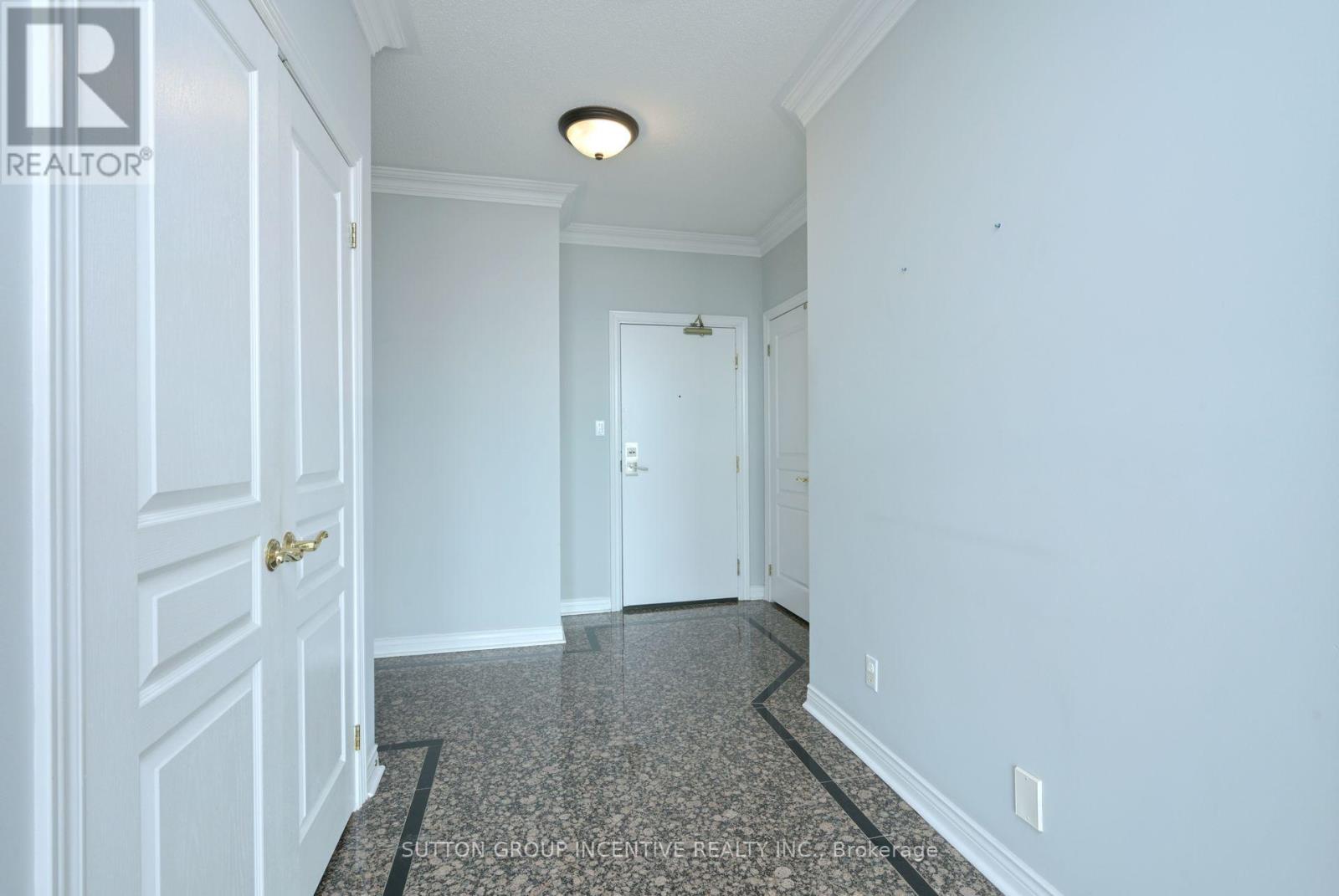 Property at 508 - 4 BRIAR HILL HEIGHTS image 4
