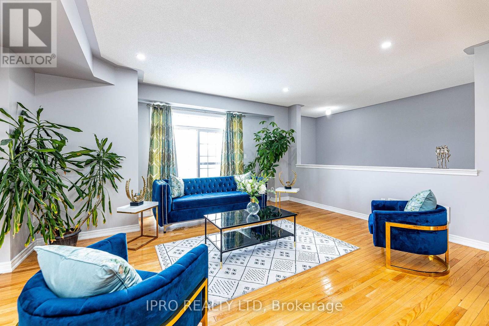 Property at 66 CHESTERWOOD CRESCENT image 4