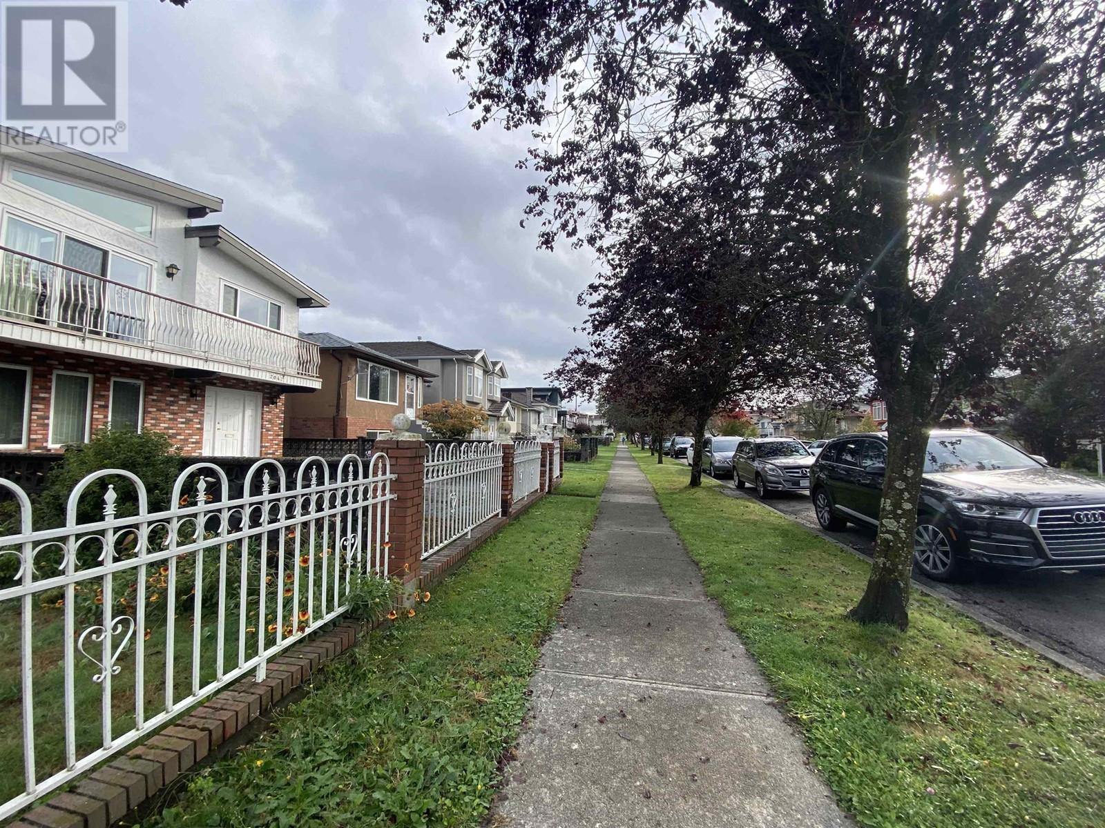 Main House 2033 E 52th Avenue, Vancouver, British Columbia  V5P 1W8 - Photo 3 - R2978252