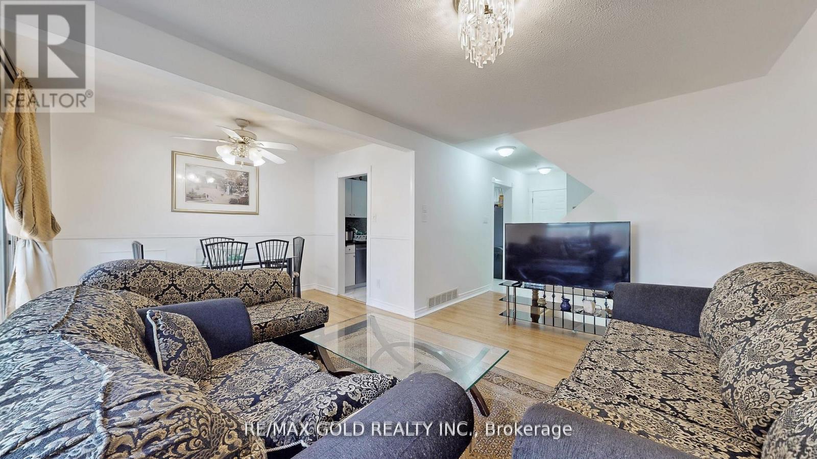 Property at 118 FLEETWOOD CRESCENT image 4