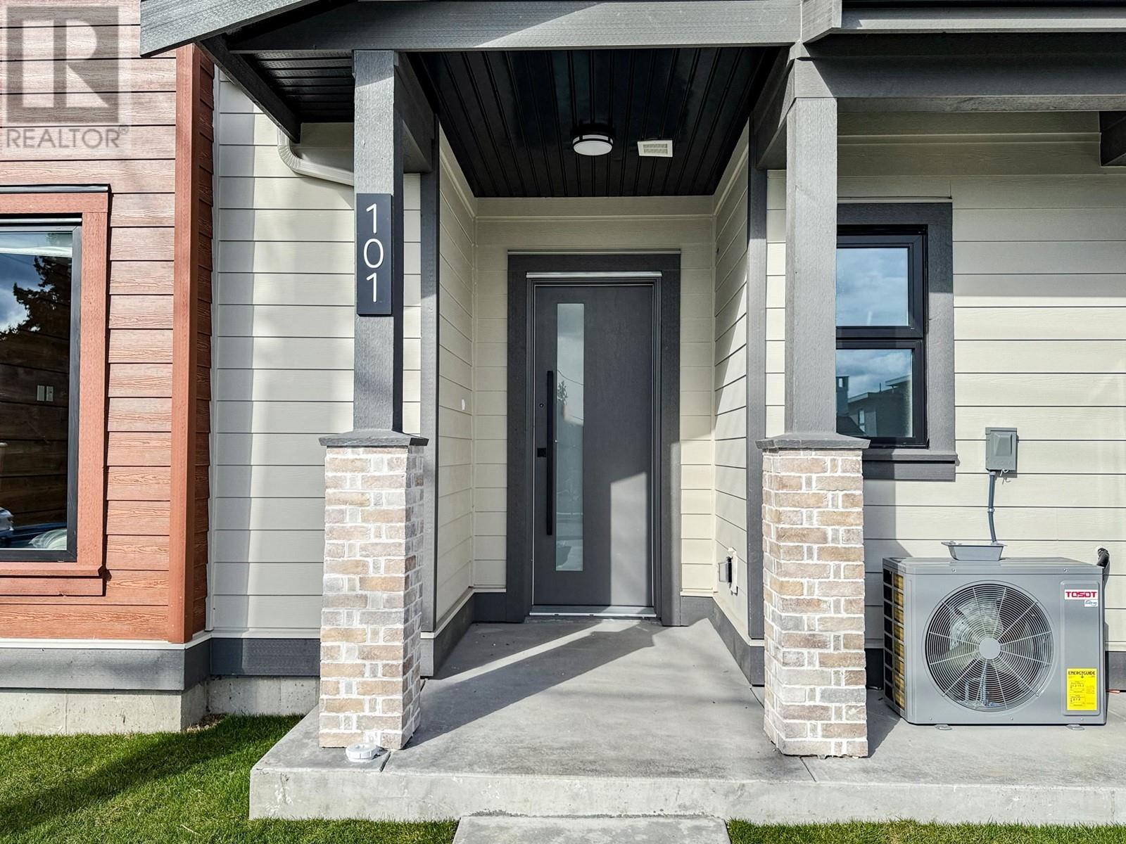 101 941 Dansey Avenue, Coquitlam, British Columbia  V3K 3G1 - Photo 2 - R2973133