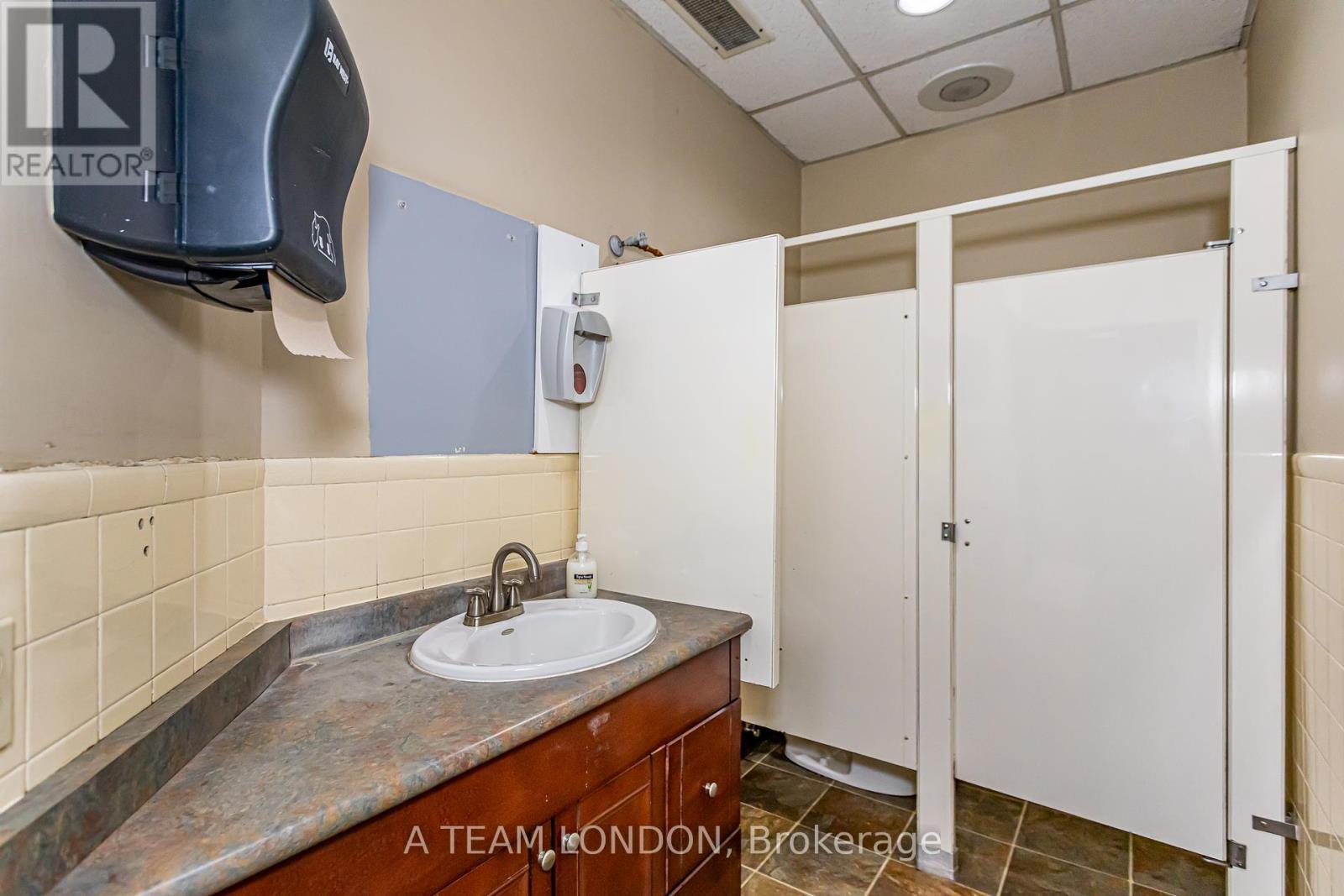 A - 743 Wellington Road, London South, Ontario  N6C 4R5 - Photo 17 - X12022486