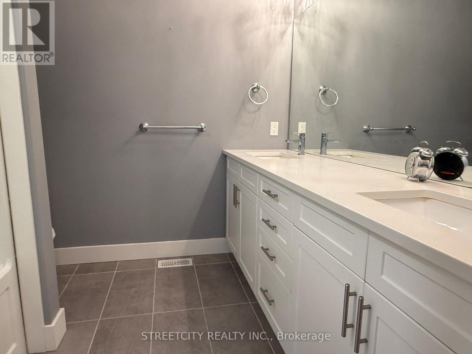 Photo 12 of 25 for 1796 Brayford Avenue N
