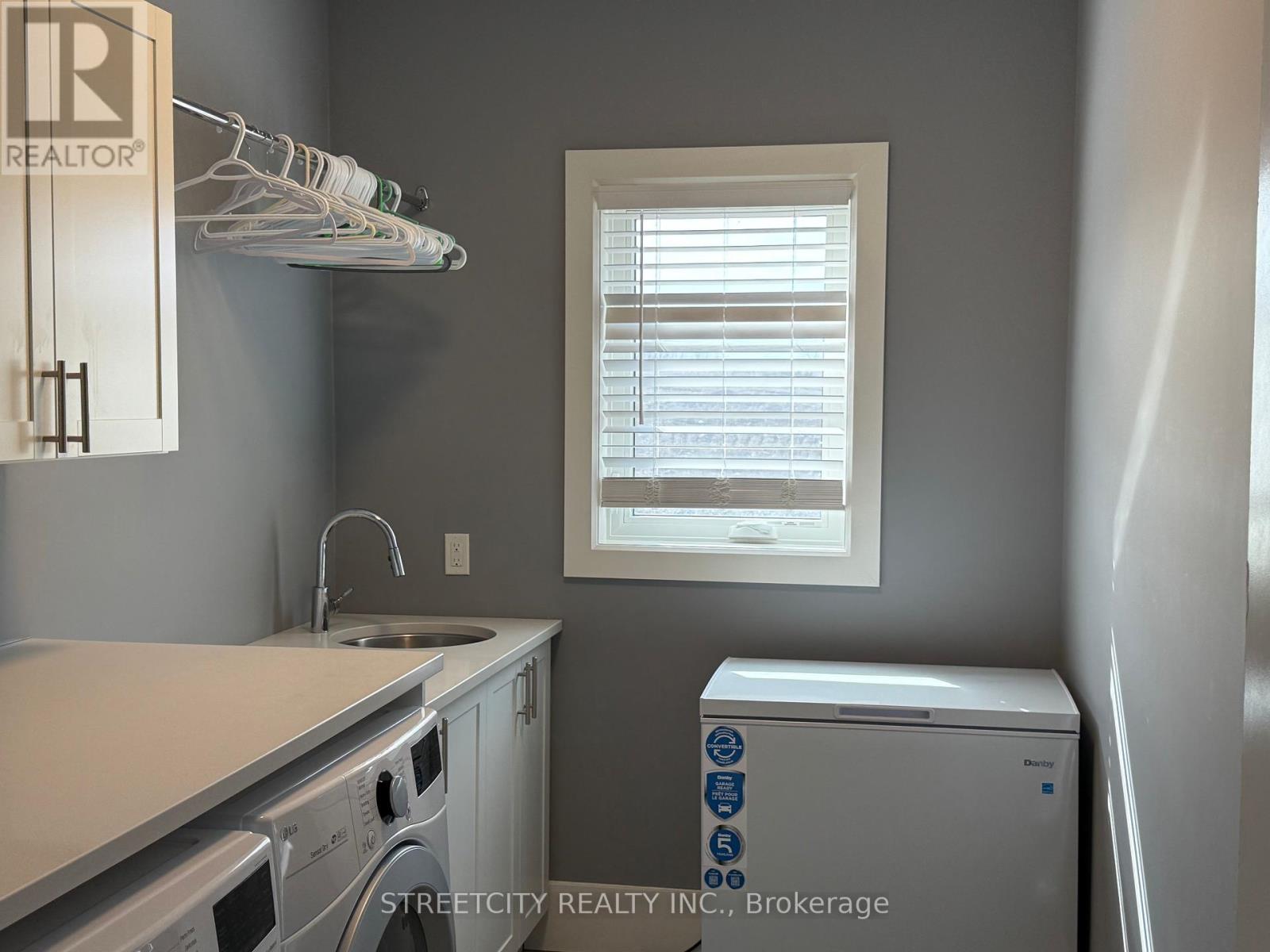Photo 16 of 25 for 1796 Brayford Avenue N