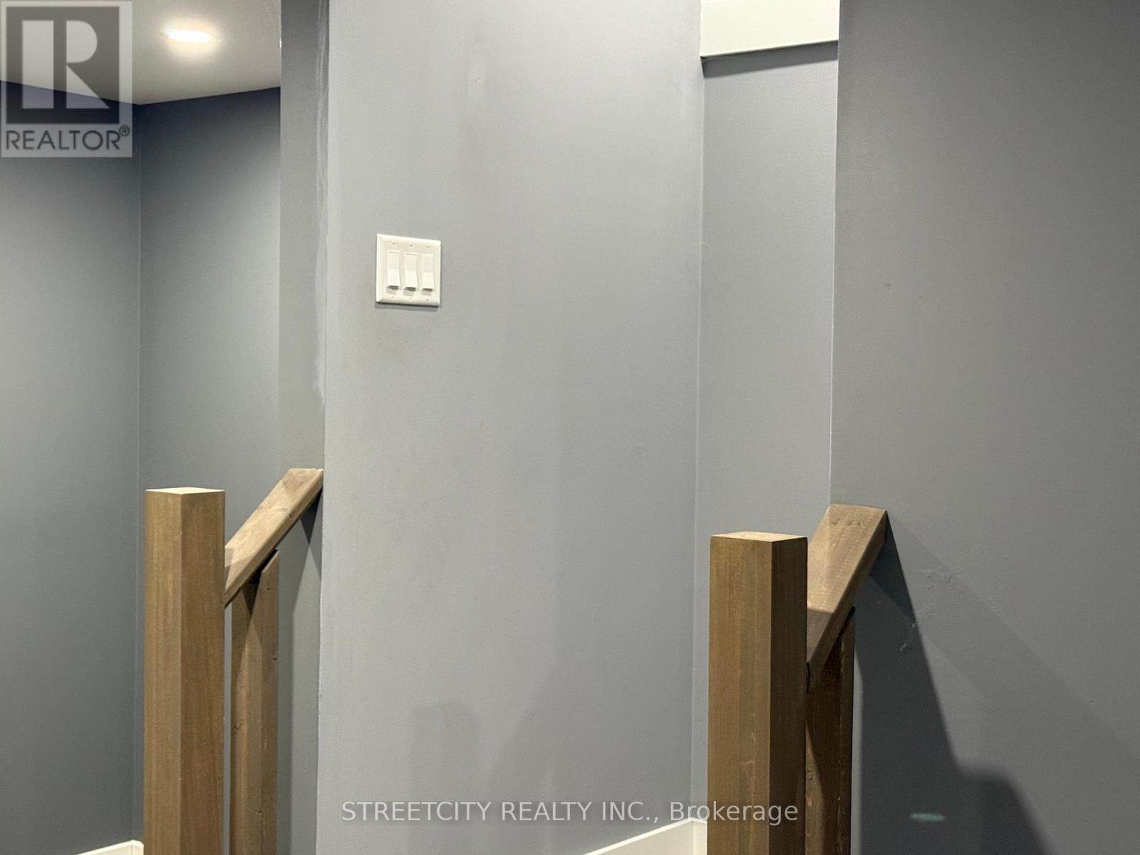 Photo 17 of 25 for 1796 Brayford Avenue N