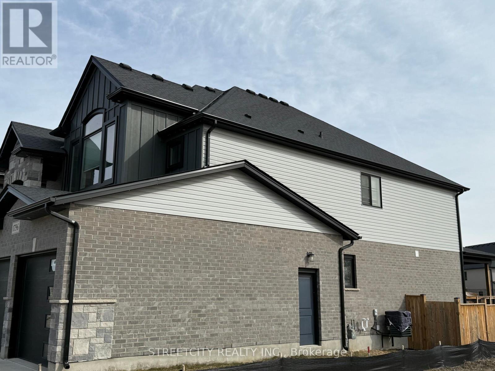Photo 2 of 25 for 1796 Brayford Avenue N