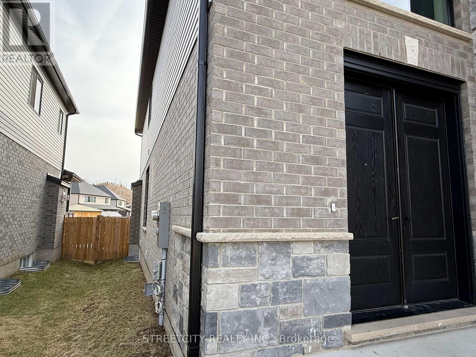 Photo 3 of 25 for 1796 Brayford Avenue N