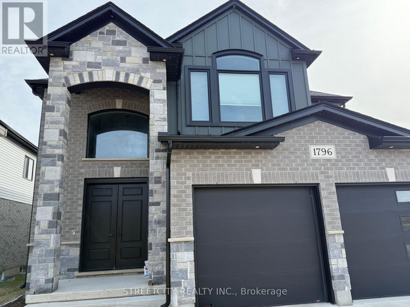 Photo 4 of 25 for 1796 Brayford Avenue N