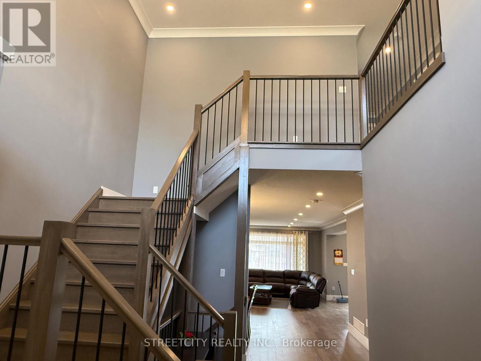 Photo 5 of 25 for 1796 Brayford Avenue N