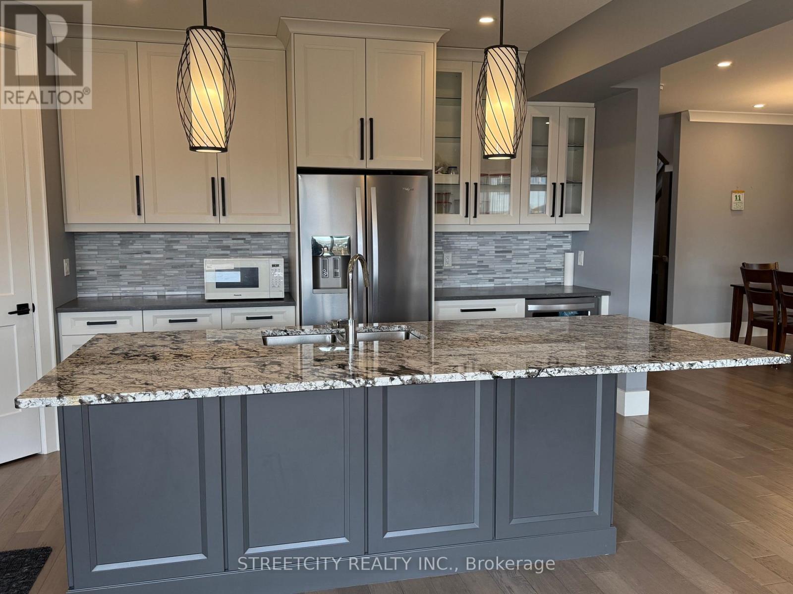 Photo 8 of 25 for 1796 Brayford Avenue N
