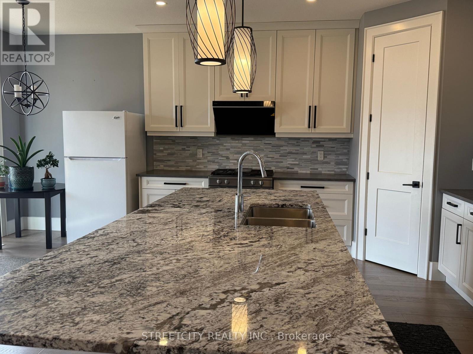 Photo 9 of 25 for 1796 Brayford Avenue N