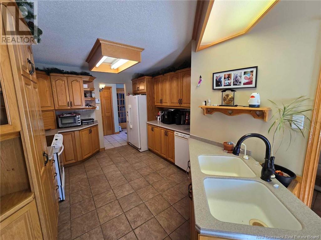 1125 Birchwood Drive, Bathurst, New Brunswick  E2A 4W8 - Photo 9 - NB114213