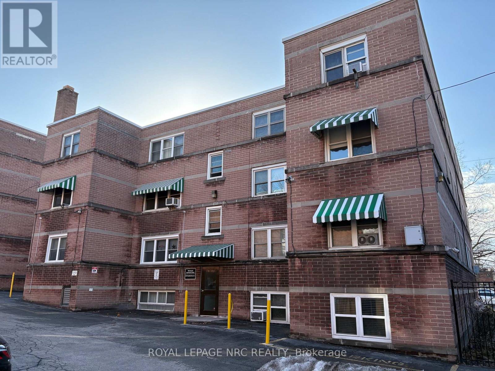 Property at 2 - 227 MACNAB STREET S image 4