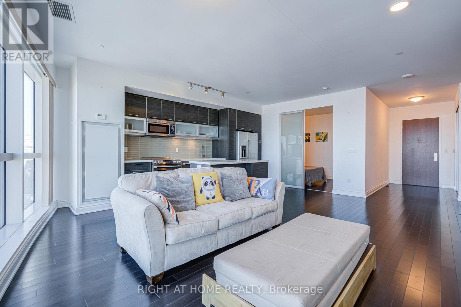 7405 C - 388 Yonge Street, Toronto, Ontario  M5B 0A4 - Photo 4 - C12023027