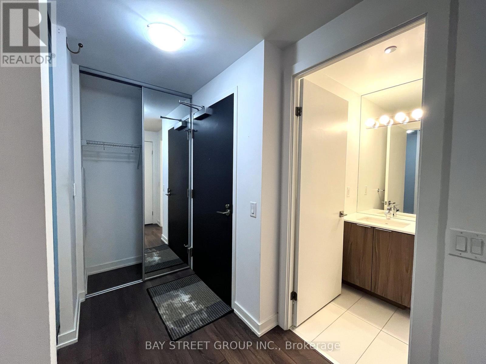 Property at 805 - 609 AVENUE ROAD image 4