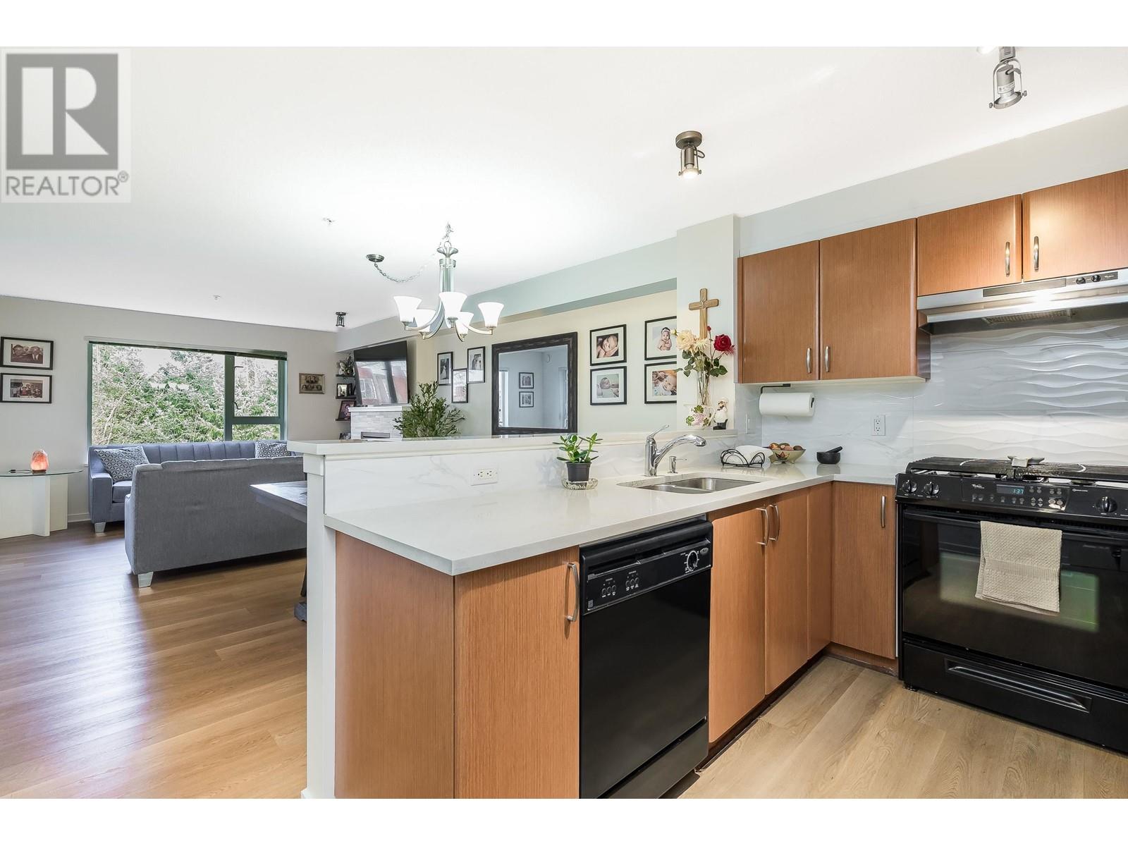 301 4723 Dawson Street, Burnaby, British Columbia  V5C 0A7 - Photo 1 - R2975326