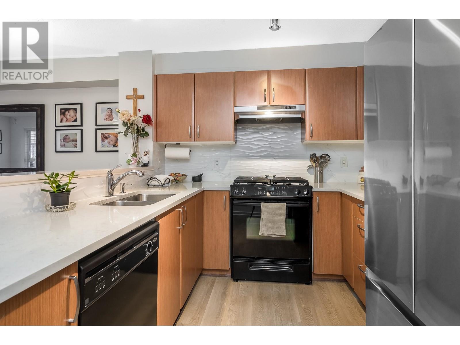 301 4723 Dawson Street, Burnaby, British Columbia  V5C 0A7 - Photo 3 - R2975326