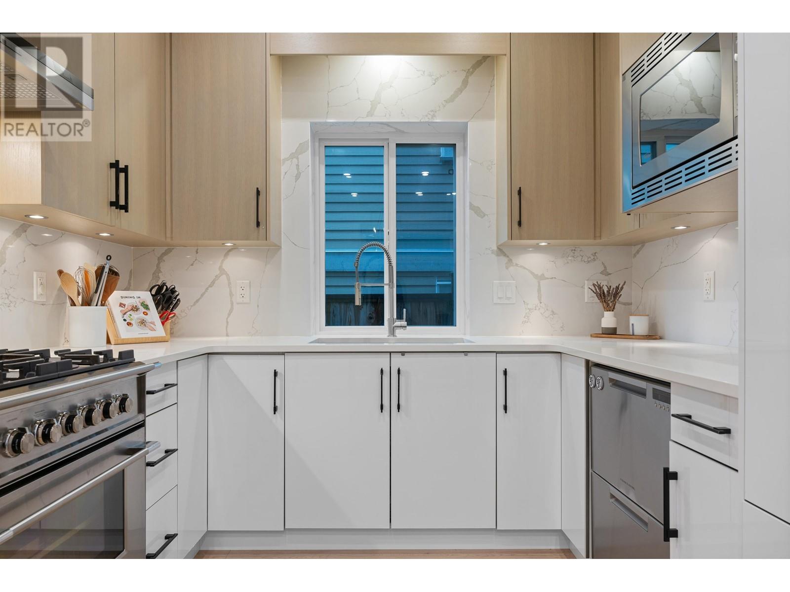 Listing Picture 11 of 38 : 978 E 13TH AVENUE, Vancouver / 溫哥華 - 魯藝地產 Yvonne Lu Group - MLS Medallion Club Member