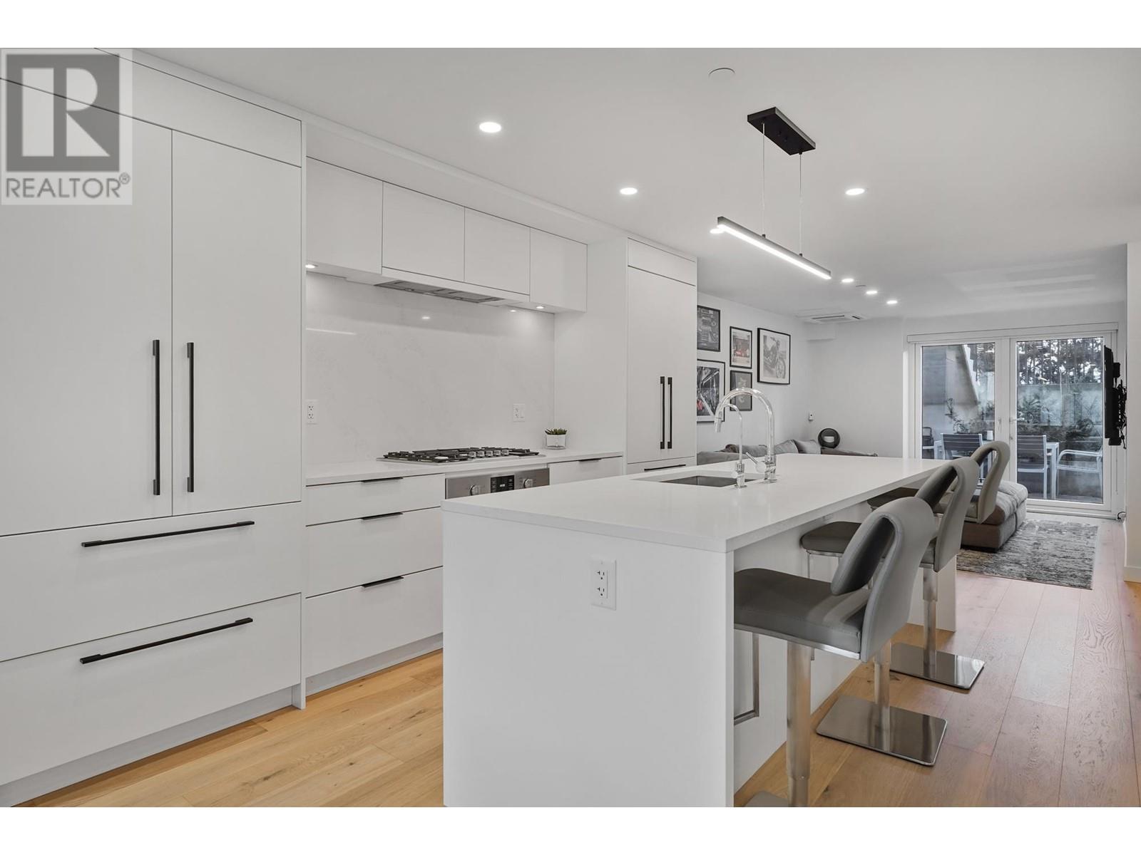 101 649 E 3rd Street, North Vancouver, British Columbia  V7L 1G6 - Photo 2 - R2978351