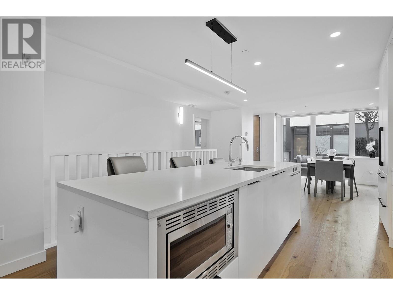101 649 E 3rd Street, North Vancouver, British Columbia  V7L 1G6 - Photo 3 - R2978351
