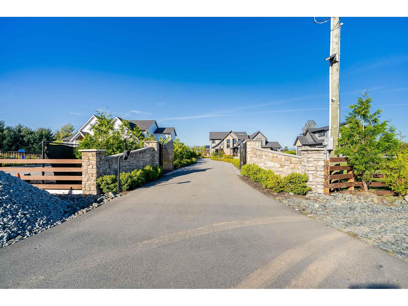 21363 64 Avenue, Langley, British Columbia  V2Y 1M4 - Photo 1 - R2978391
