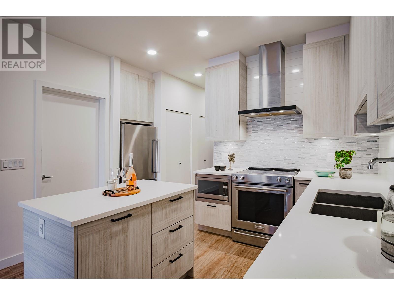 320 7133 14th Avenue, Burnaby, British Columbia  V3N 0H5 - Photo 8 - R2978257