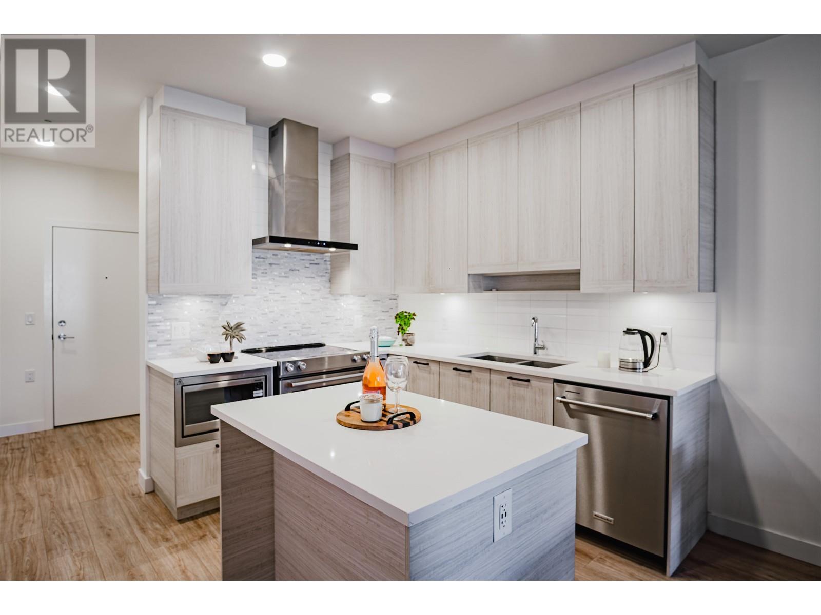 320 7133 14th Avenue, Burnaby, British Columbia  V3N 0H5 - Photo 6 - R2978257