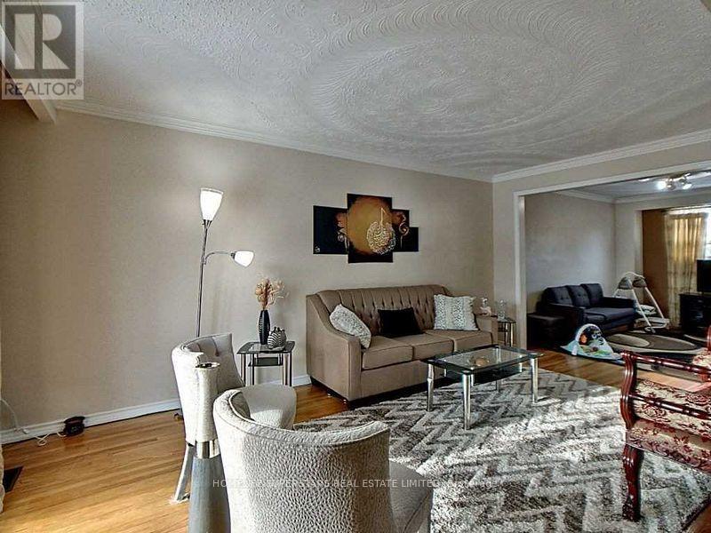 28 Bramhall Court, Brampton (Madoc), Ontario  L6V 3L2 - Photo 10 - W12023682
