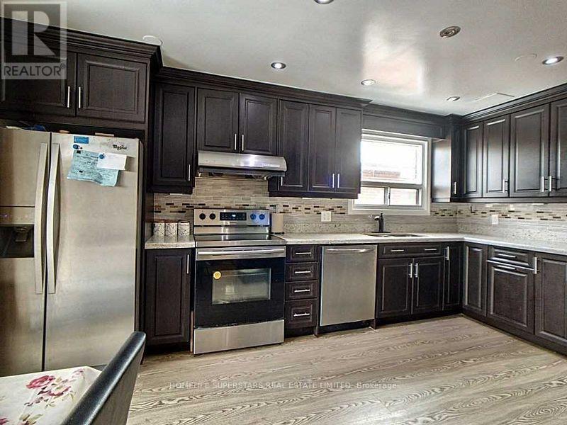28 Bramhall Court, Brampton (Madoc), Ontario  L6V 3L2 - Photo 7 - W12023682