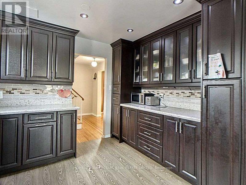 28 Bramhall Court, Brampton (Madoc), Ontario  L6V 3L2 - Photo 8 - W12023682