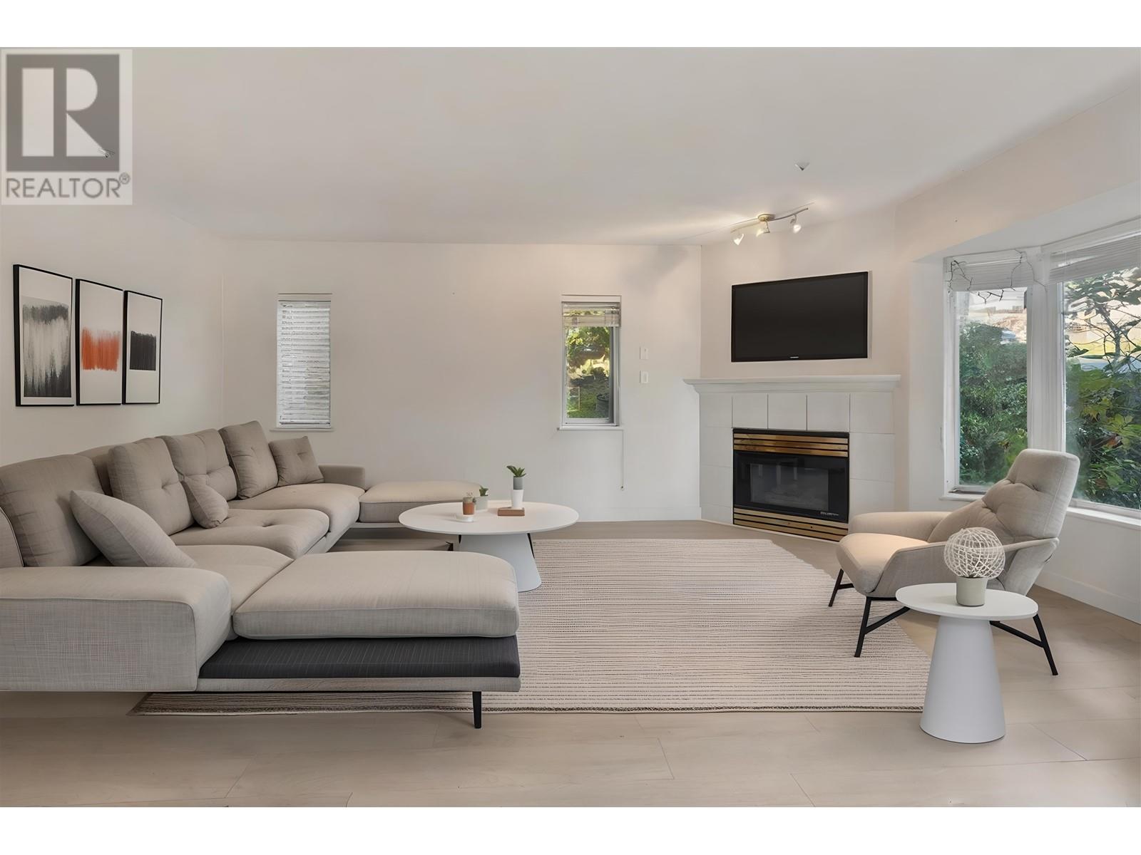 211 2677 E Broadway, Vancouver, British Columbia  V5M 1Y6 - Photo 1 - R2975761
