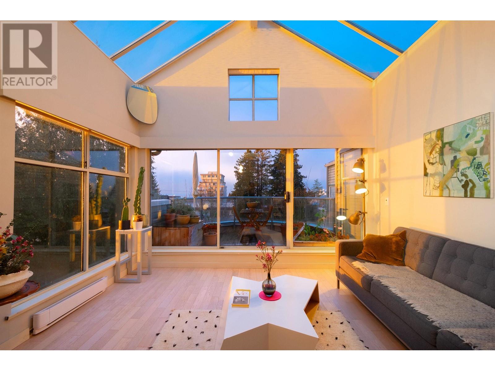403 2250 W 3rd Avenue, Vancouver, British Columbia  V6K 1L4 - Photo 1 - R2978489