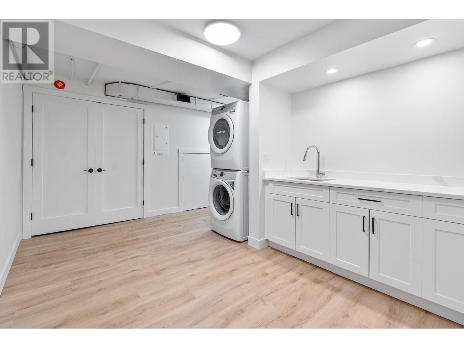Listing Picture 17 of 25 : 7423 13TH AVENUE, Burnaby / 本拿比 - 魯藝地產 Yvonne Lu Group - MLS Medallion Club Member