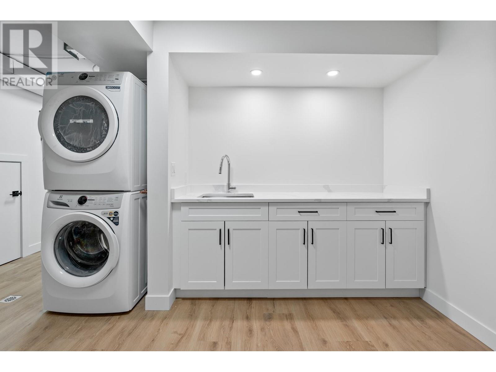 Listing Picture 18 of 25 : 7423 13TH AVENUE, Burnaby / 本拿比 - 魯藝地產 Yvonne Lu Group - MLS Medallion Club Member
