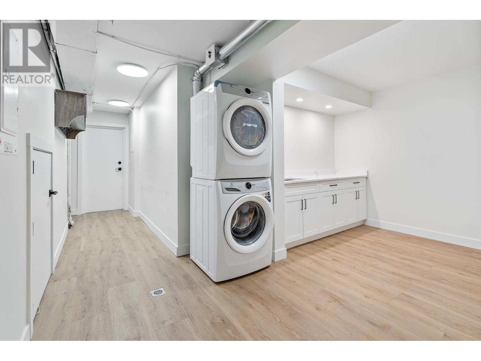Listing Picture 19 of 25 : 7423 13TH AVENUE, Burnaby / 本拿比 - 魯藝地產 Yvonne Lu Group - MLS Medallion Club Member