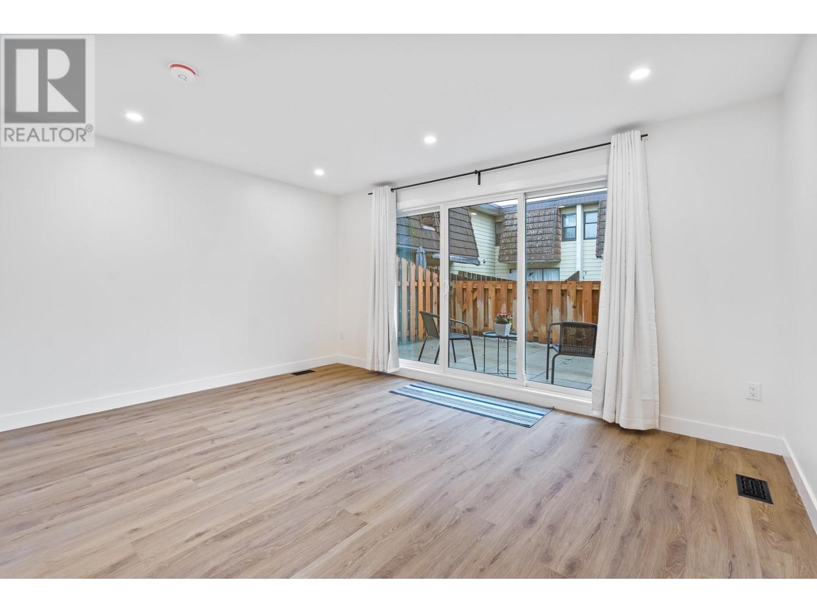 Listing Picture 21 of 25 : 7423 13TH AVENUE, Burnaby / 本拿比 - 魯藝地產 Yvonne Lu Group - MLS Medallion Club Member