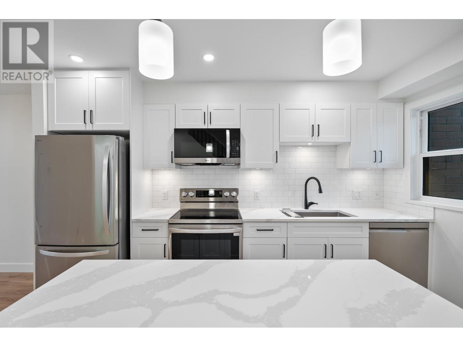 Listing Picture 4 of 25 : 7423 13TH AVENUE, Burnaby / 本拿比 - 魯藝地產 Yvonne Lu Group - MLS Medallion Club Member