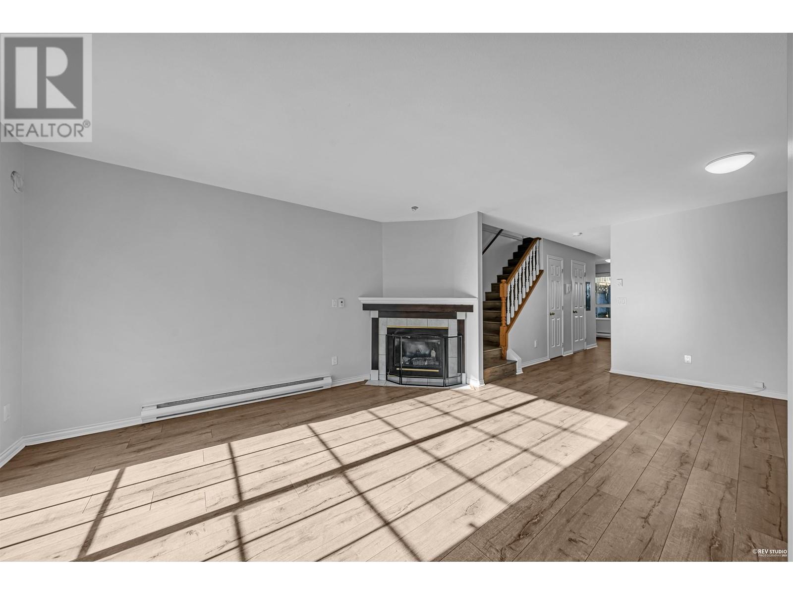 1 910 W 16th Street, North Vancouver, British Columbia  V7P 1R3 - Photo 5 - R2978503