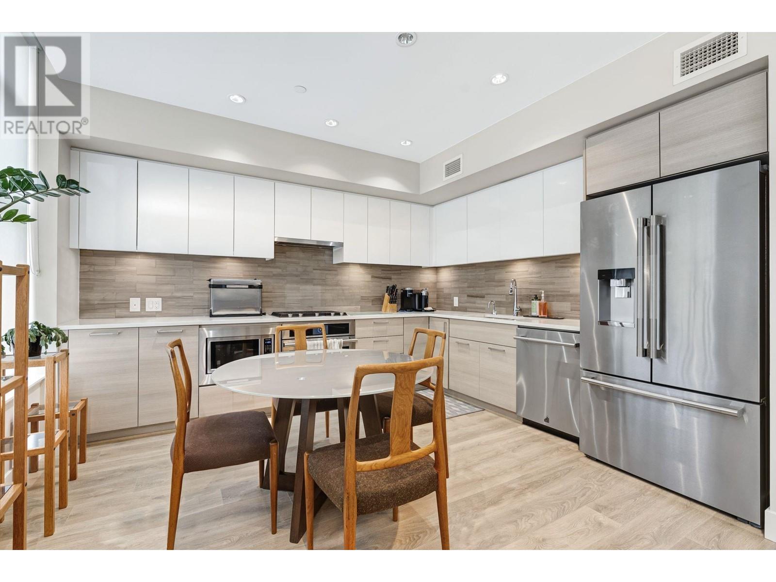 Listing Picture 8 of 40 : 102 3482 MARINE WAY, Vancouver / 溫哥華 - 魯藝地產 Yvonne Lu Group - MLS Medallion Club Member