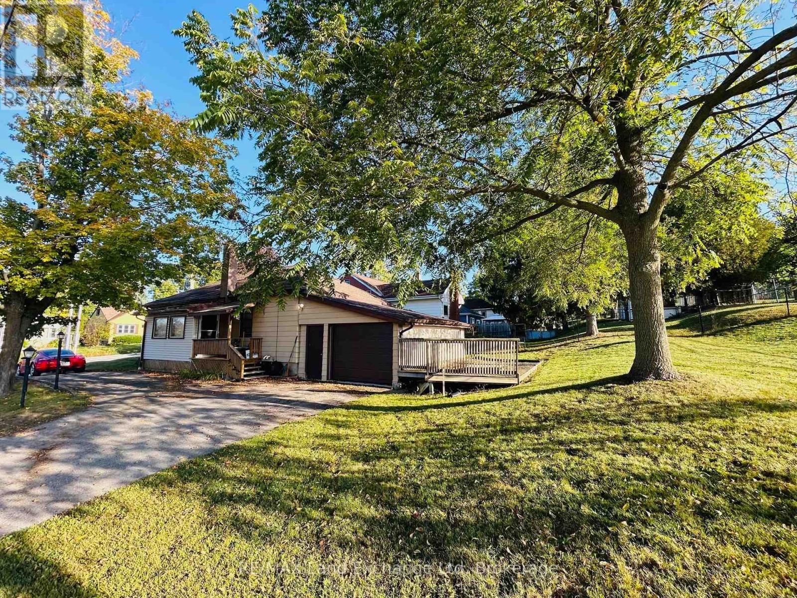 99 Carling Terrace, North Huron, Ontario  N0G 2W0 - Photo 5 - X12024019