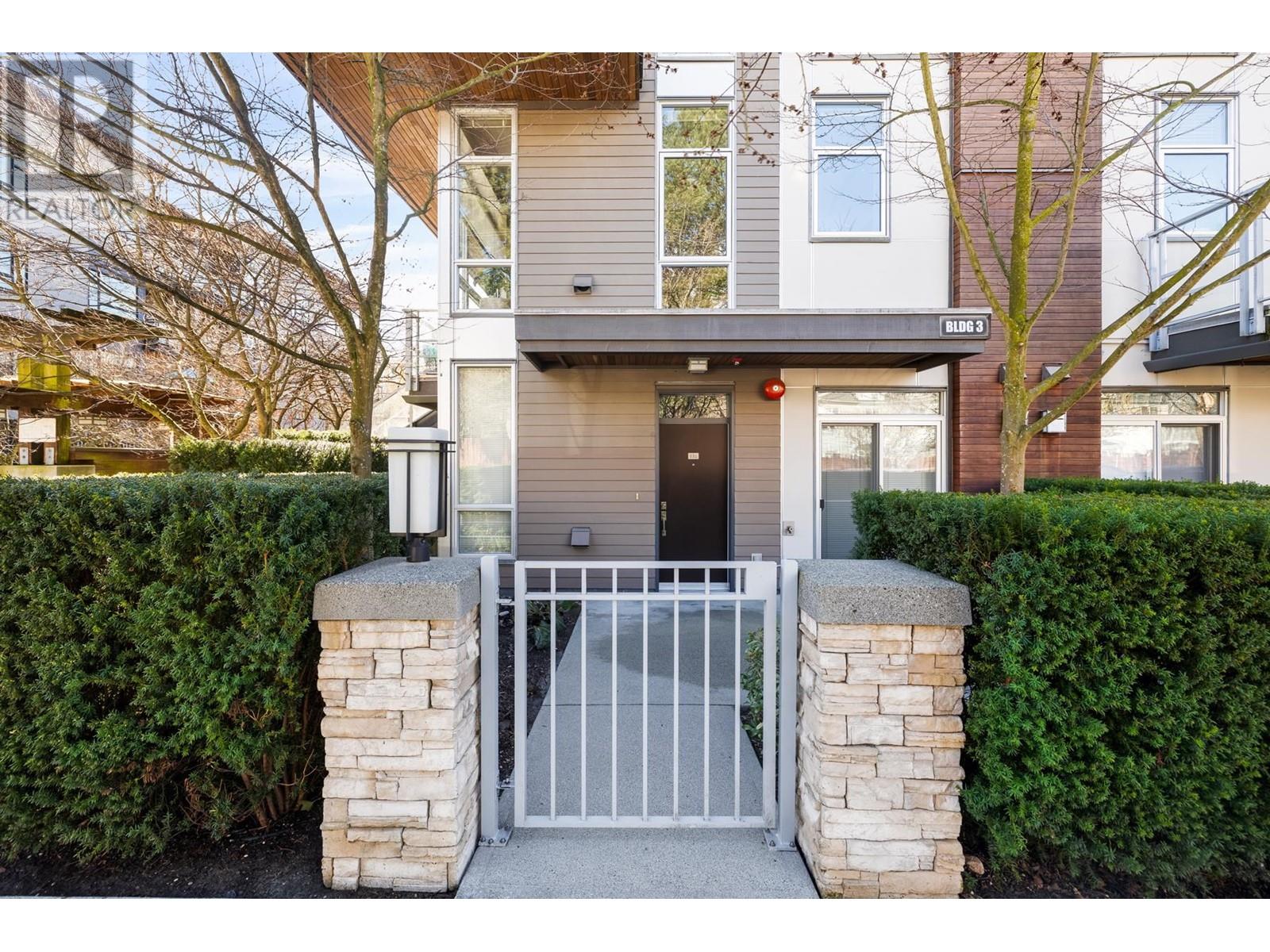 121 735 W 15TH STREET, North Vancouver, British Columbia