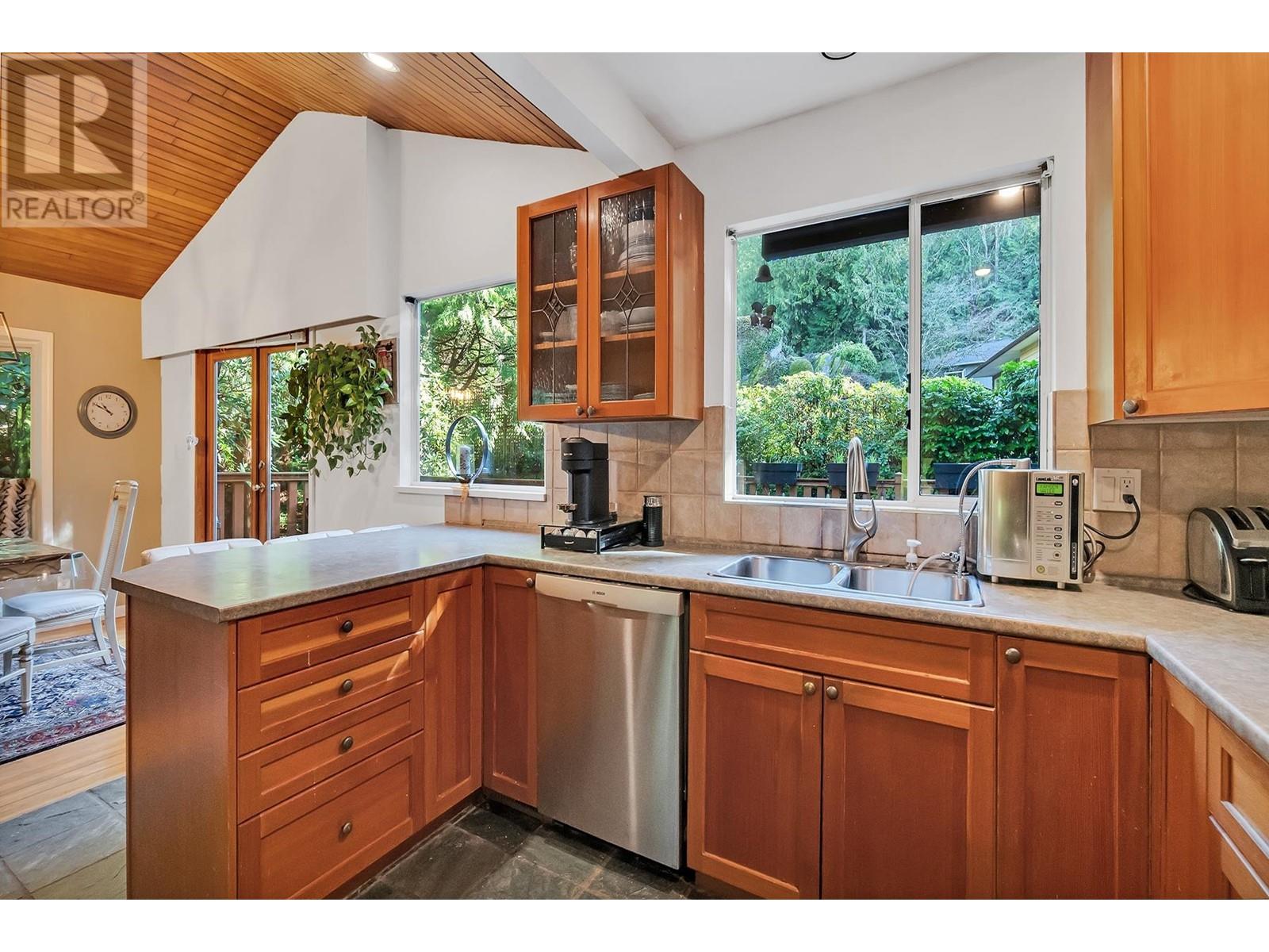 5325 Marine Drive, West Vancouver, British Columbia  V7W 2P5 - Photo 13 - R2978568